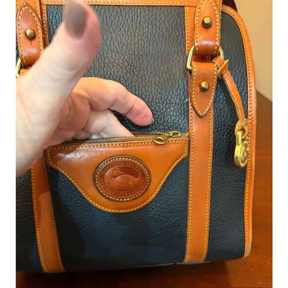 DOONEY & BOURKE - Vtg. All Weather Leather (AWL) Shoulder Bag/Navy & British Tan - Picture 8 of 16